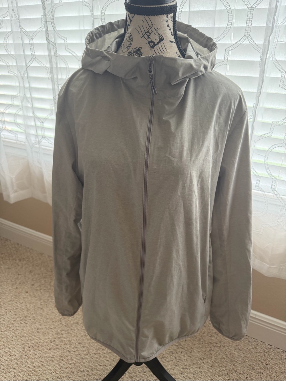 Uniqlo Lightweight Packable Gray Hooded Women's Jacket w/Bag - Size XL